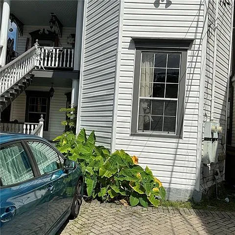 4 bed, 2.0 bath, 2300 sqft, $3,400 — Photo 2