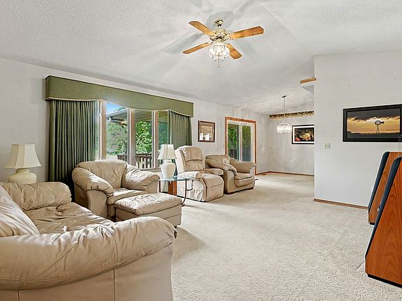 5th image of 405 Sherman Dr