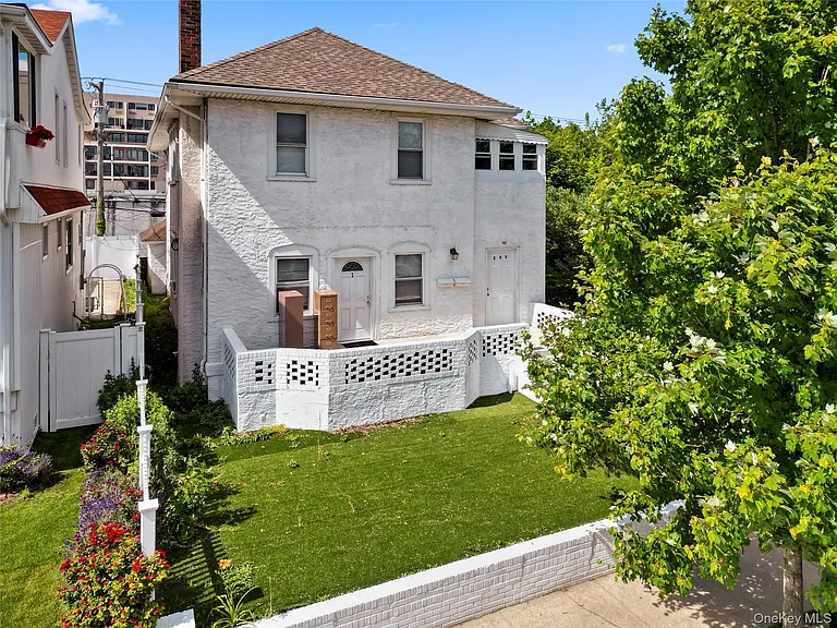 245 W Walnut St — Photo 1