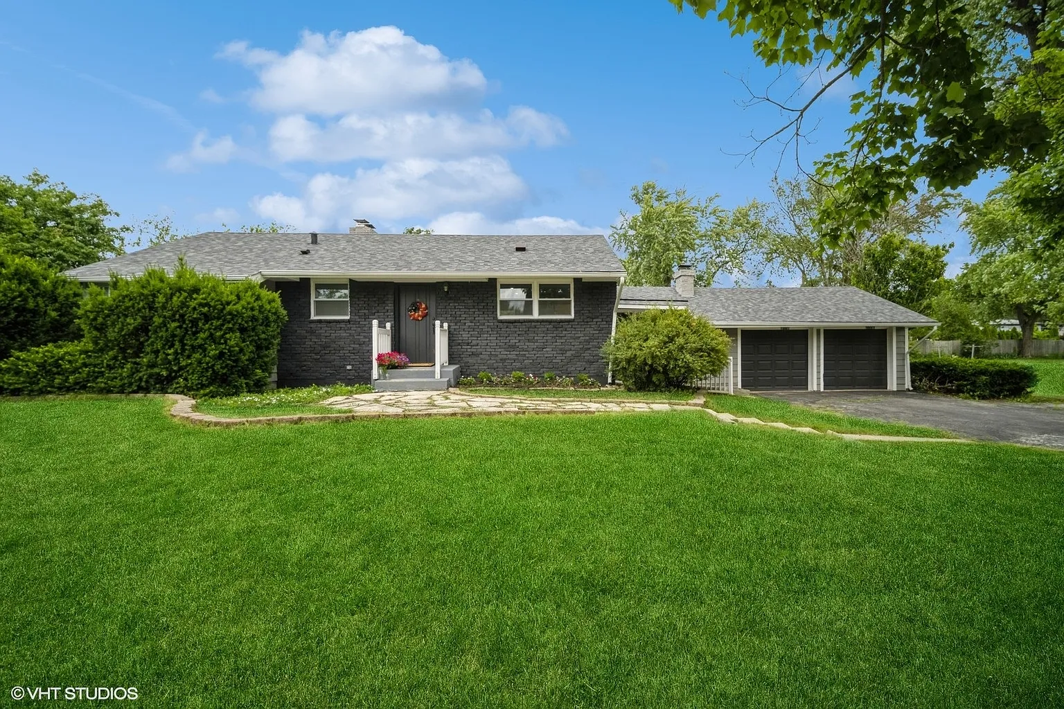 2030 Maplewood Rd photo 1