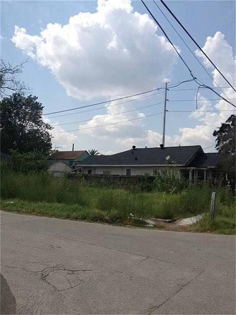 2nd image of 1921 Common St