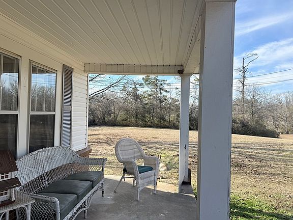 3rd image of 826 Blackmur Dr