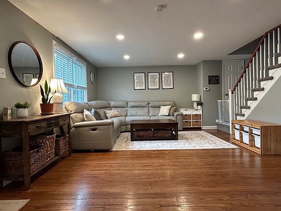 2nd image of 647 Hawarden Rd