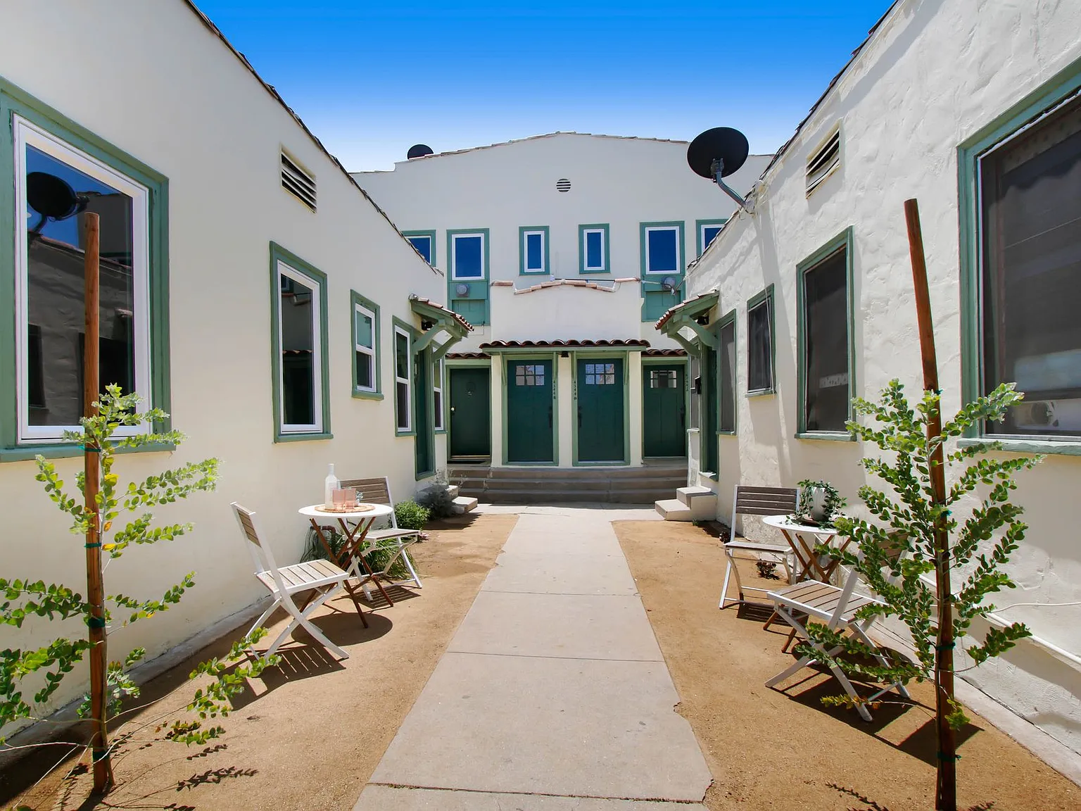 1 bed, 1 bath Apartment in a Peaceful Courtyard Style Complex in Virgil Village — Photo 1