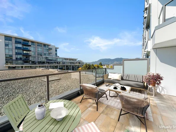 2201 Pine St #703, Vancouver, BC V6J 5E7