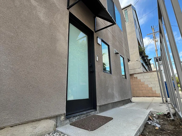 2610 S Barrington Ave — Photo 1