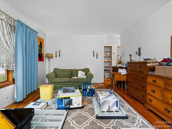 3rd image of 3445 Fernwood Ave