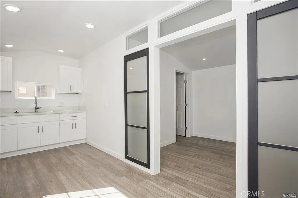 1 bed, 400 sqft, $2,400 — Photo 1