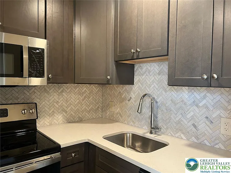 526 Broad St #3 — Photo 8