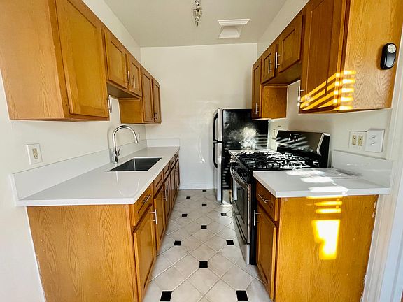 4th image of 508 S Serrano Ave #208