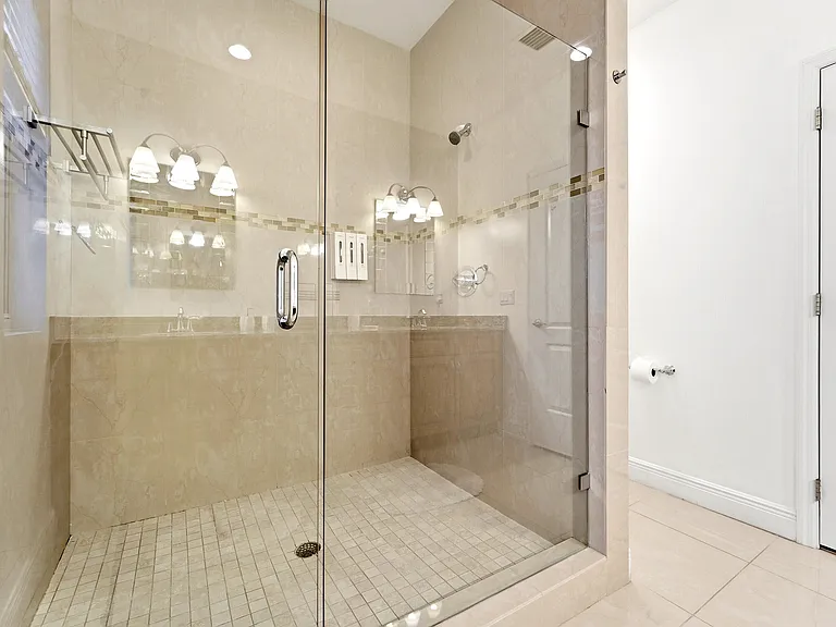 1141 NE 3rd Ave — Photo 13