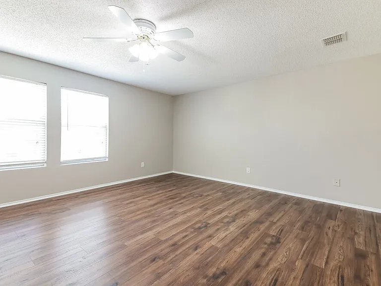 1435 Foxwood Ln — Photo 8