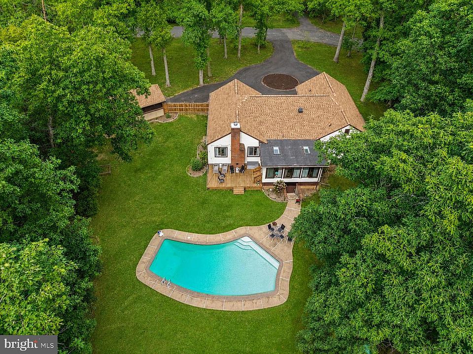 1st image of 10 Ridgeview Cir