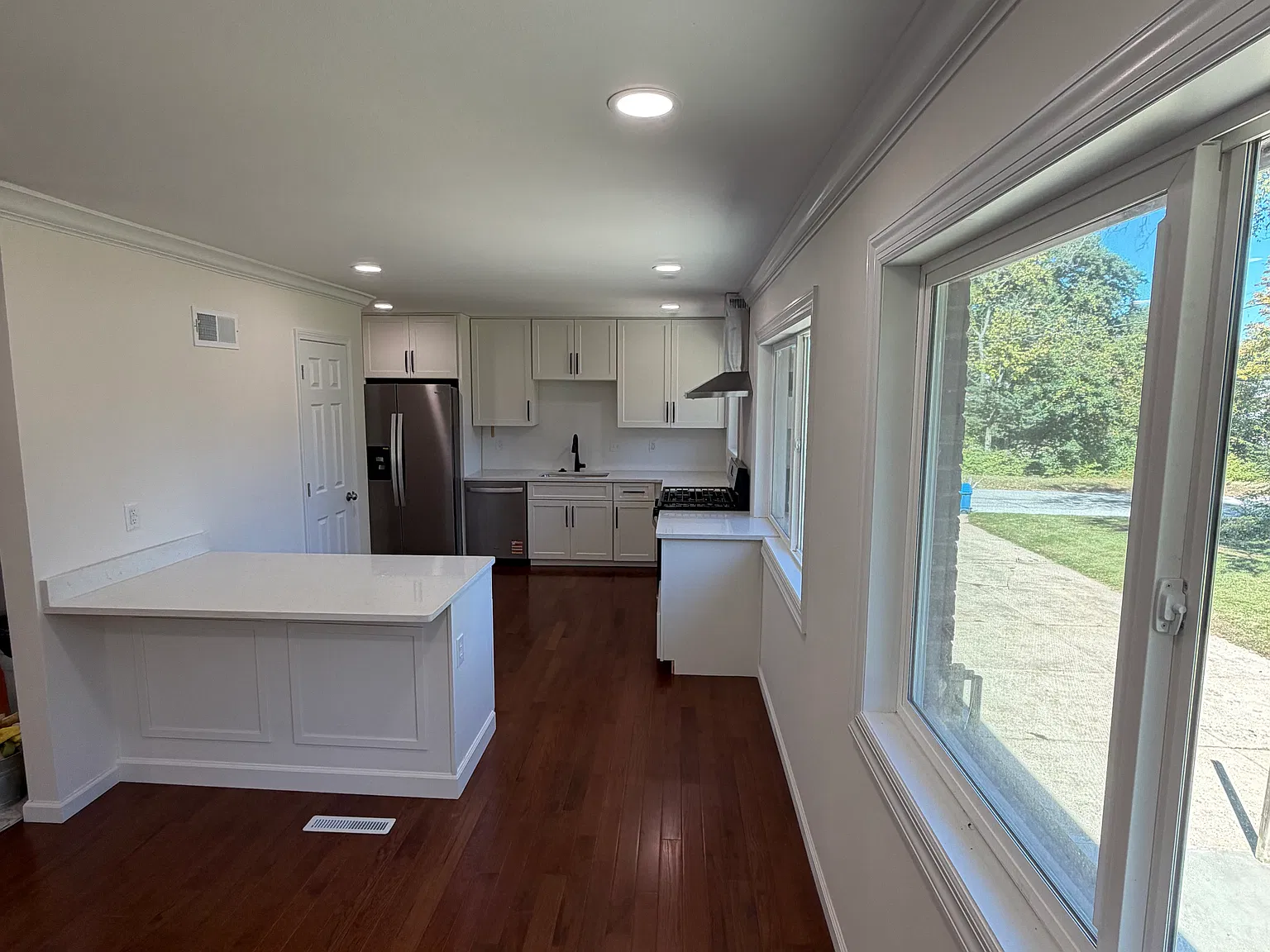 3 bed, 2186 sqft, $2,900 — Photo 4
