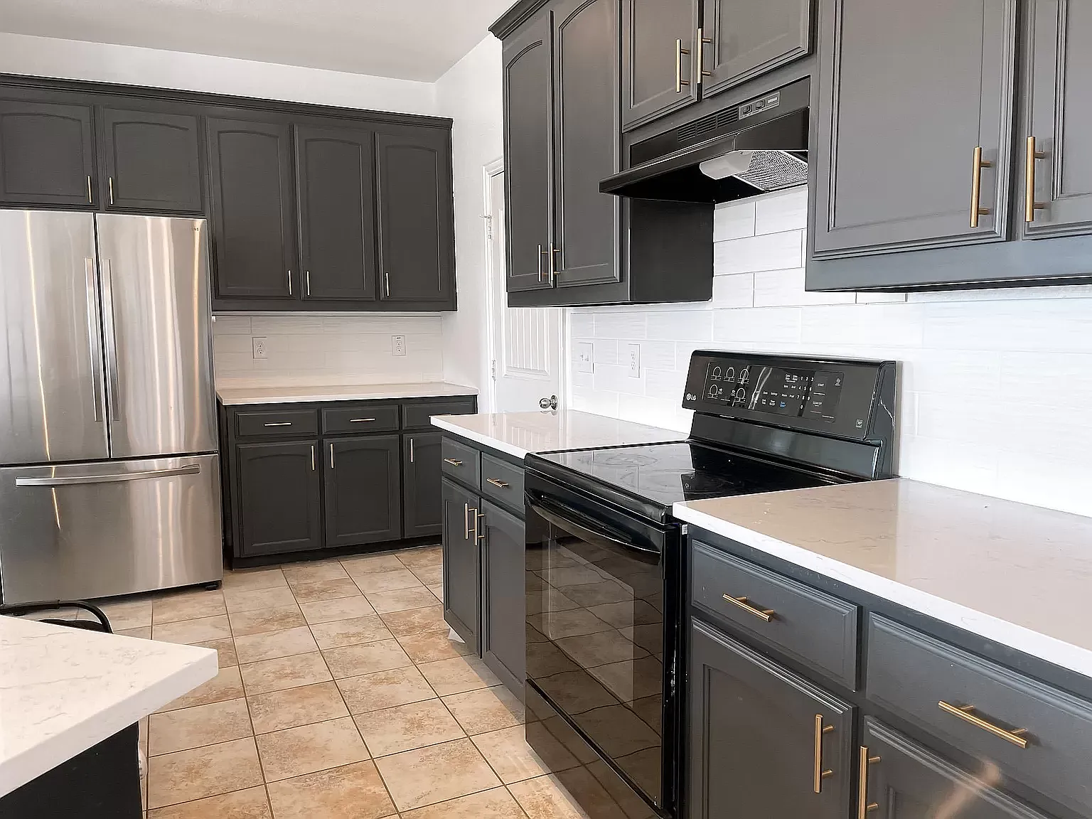 Beautiful Upgraded 4 Bedroom House Now Available! — Photo 4