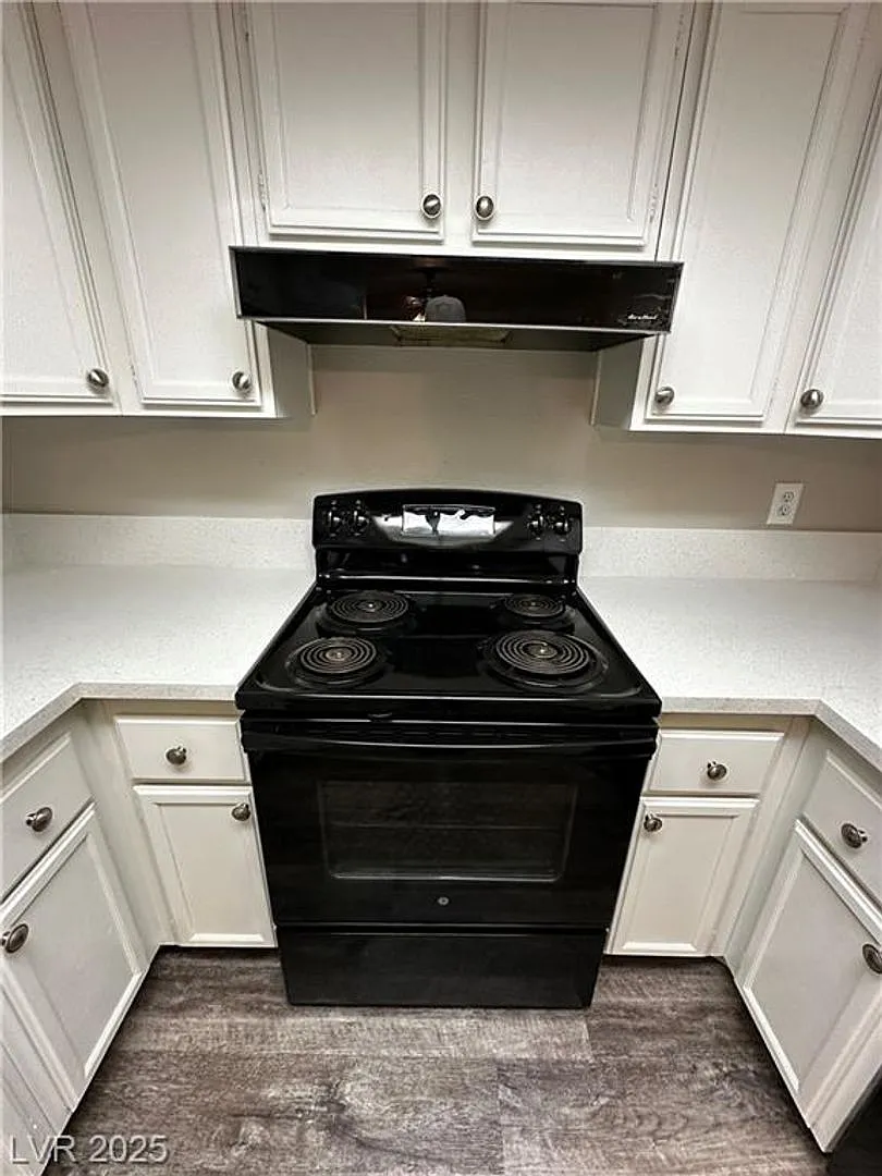 2 Bedroom 1 Bath - 2nd Floor Unit — Photo 4