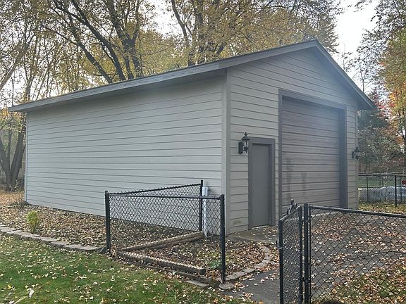 3rd image of 820 Hallam Ave N