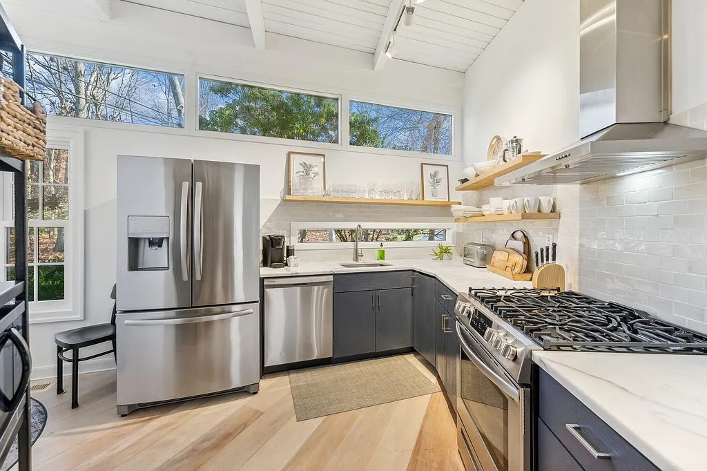 Exquisite Architecture In Nw Woods With Heated Pool — Photo 4