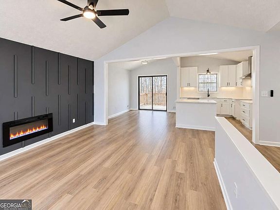 4th image of 3480 Estate Lake Dr