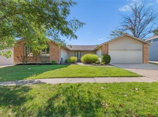 15596 Summer Lake Dr, Chesterfield, MO