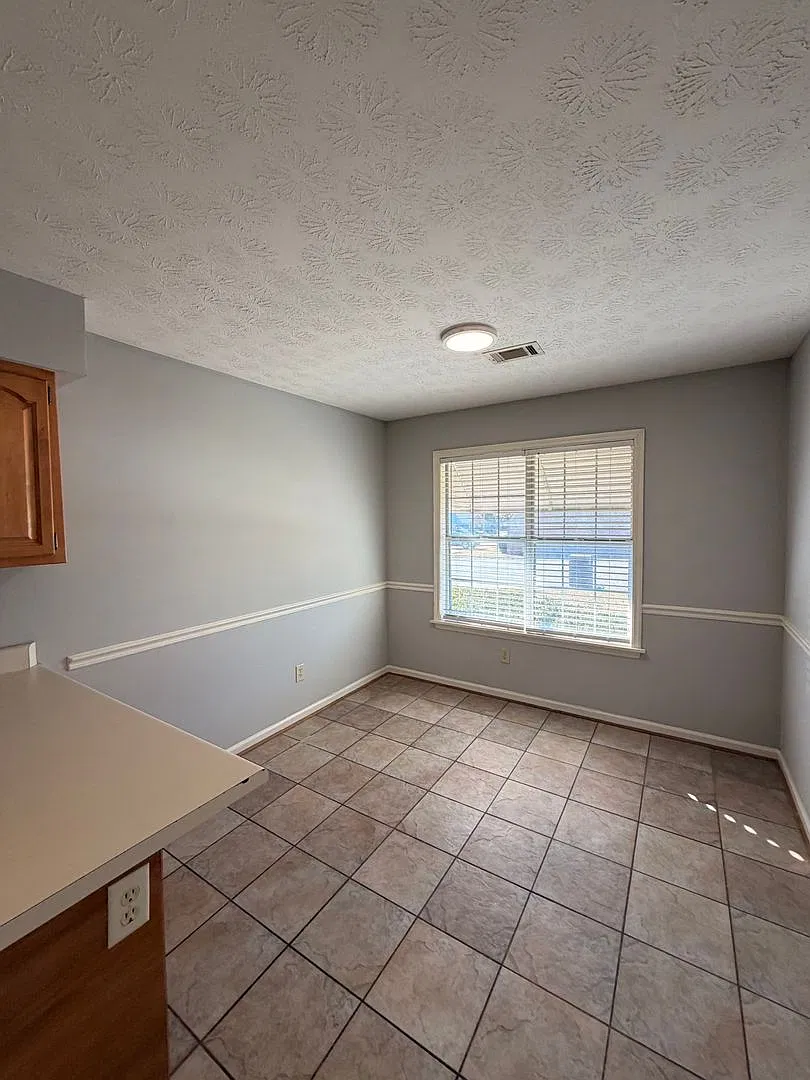 Updated 3 Bedroom, 2 Bathroom Rental Convenient Location! — Photo 4