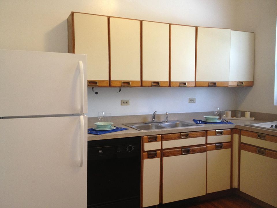 1st image of 324 W Dickens Ave