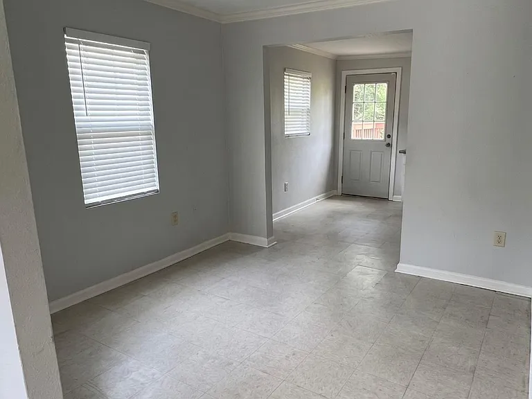 2121 S Park St — Photo 11