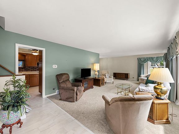 3rd image of 3S582 Behrs Circle Dr W