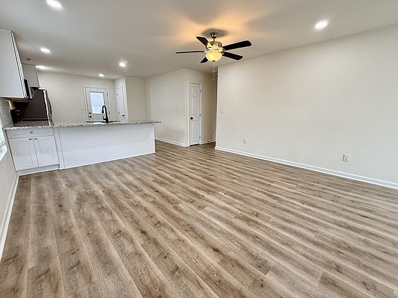 4th image of 103 Oakwood Meadows Dr