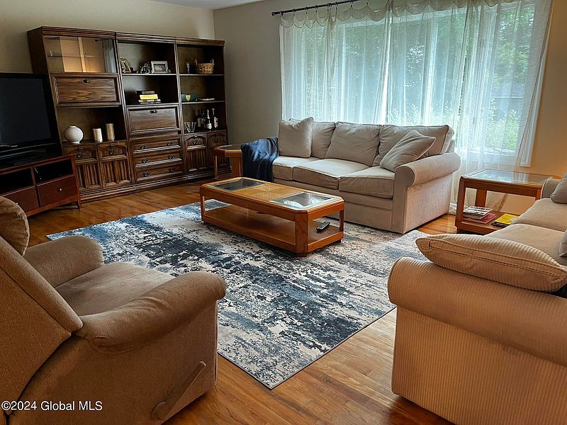 3rd image of 34 Wilshire Drive
