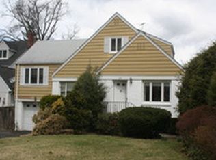 571 Sunderland Rd, Teaneck, NJ 07666