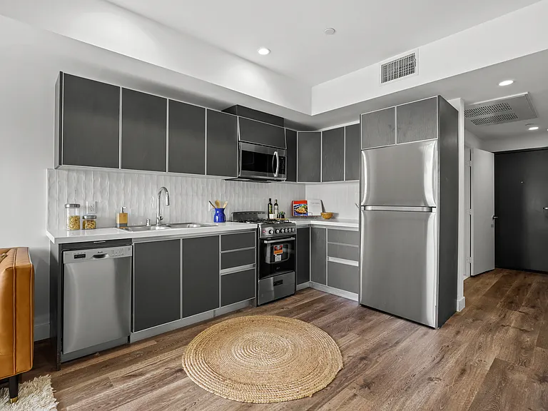 The Fairfax Flats — Photo 14