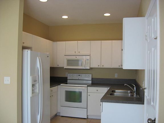 4th image of 2534 SE Pineland Dr