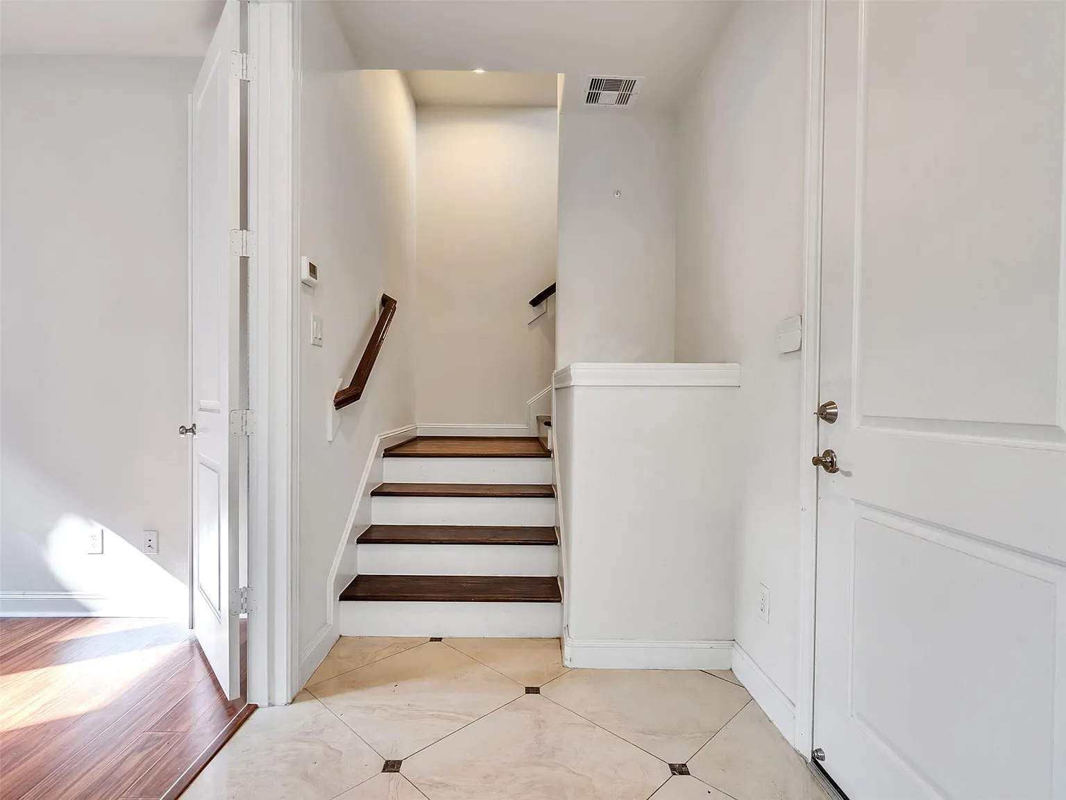 3 bed, 3.5 bath, 2070 sqft, $2,500 — Photo 2