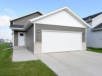 1040 Barnes Dr, West Fargo, ND, 58078