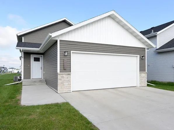 1040 Barnes Dr, West Fargo, ND 58078