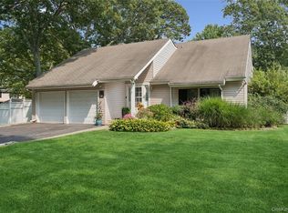 27 Sugarbush Ln, Coram, NY 11727