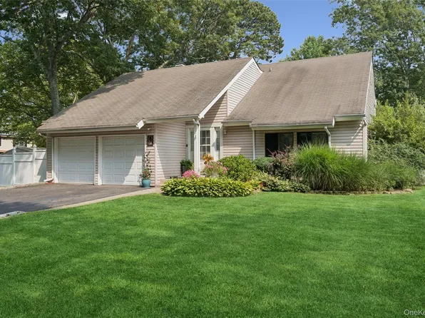 27 Sugarbush Lane, Coram, NY 11727