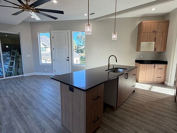 4th image of 708 E Edgewood Dr