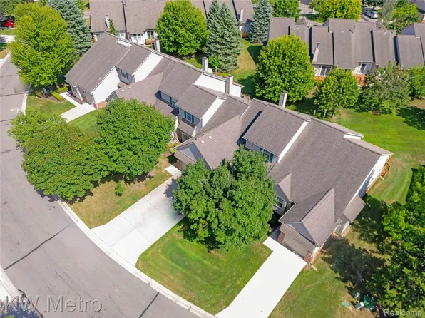 41874 Cantebury Dr, Novi, MI 48377