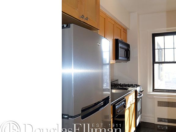 3rd image of 95 Christopher St APT 13E