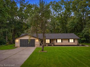 993 Groveland Pines Dr, Ortonville, MI 48462