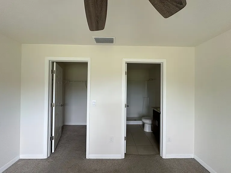 2213 NE 33rd St — Photo 30