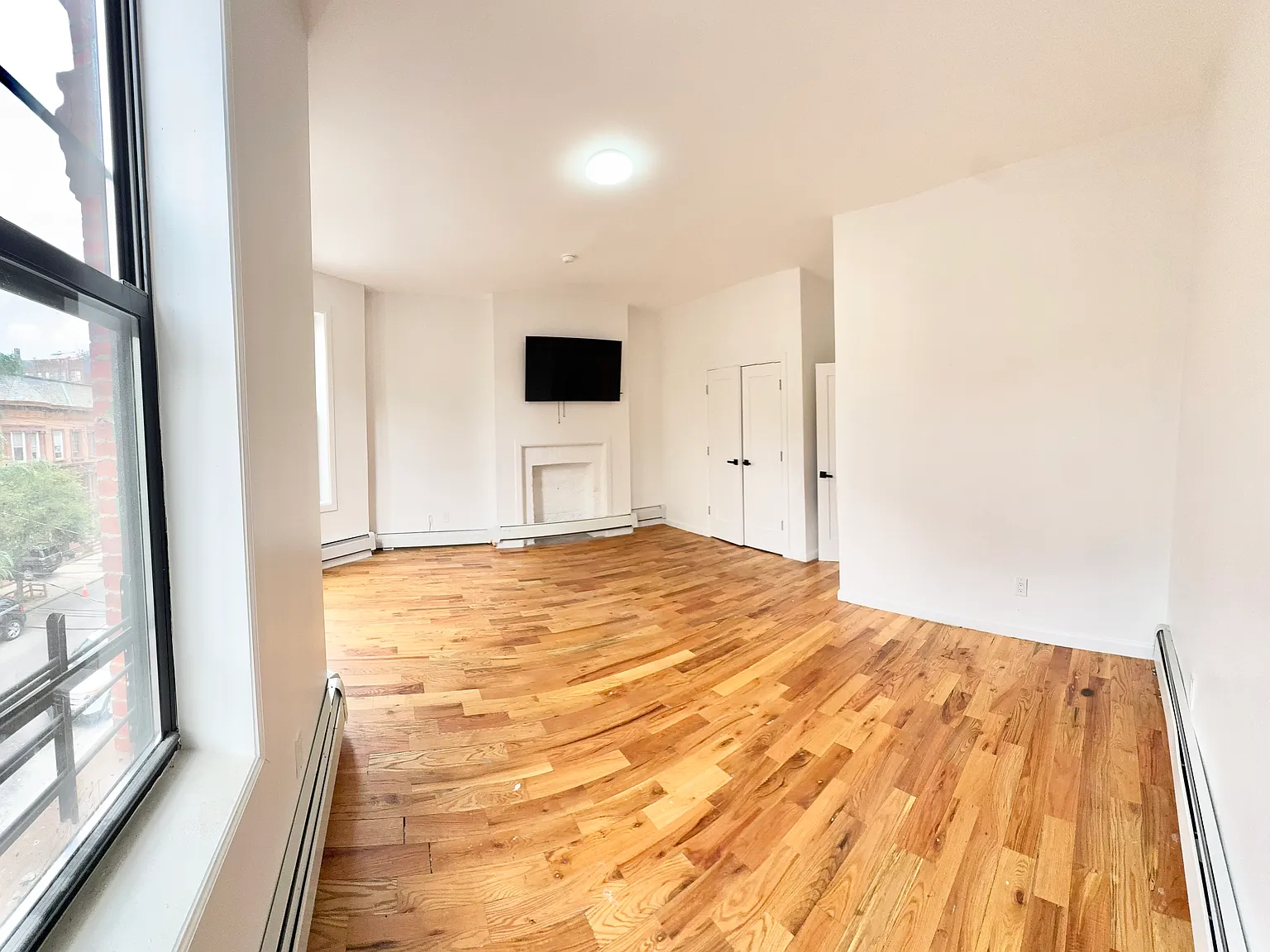 762 Beck St — Photo 4