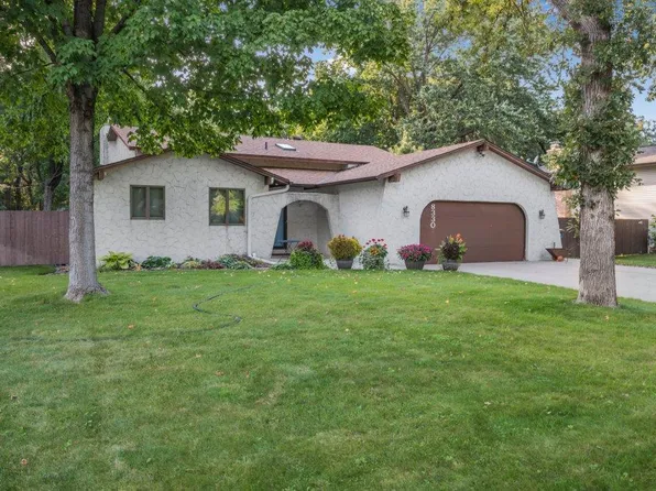 8330 Knollwood Dr, Mounds View, MN 55112