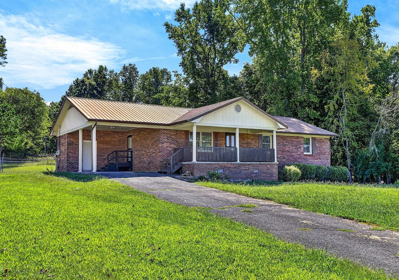 Spacious 4bd Home on 1 Acre! — Photo 1