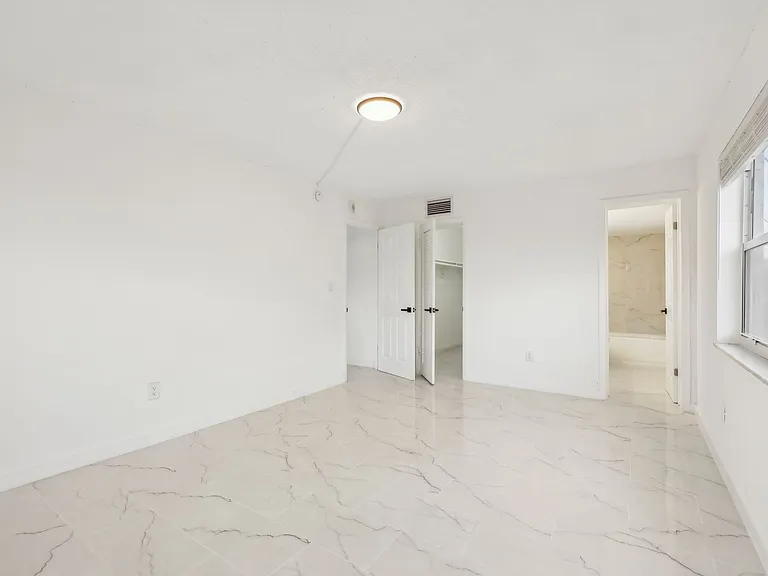 The Oaks Apartments — Photo 77
