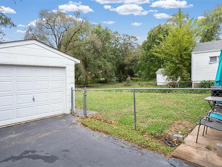 2311 Goodale Ave — Photo 12