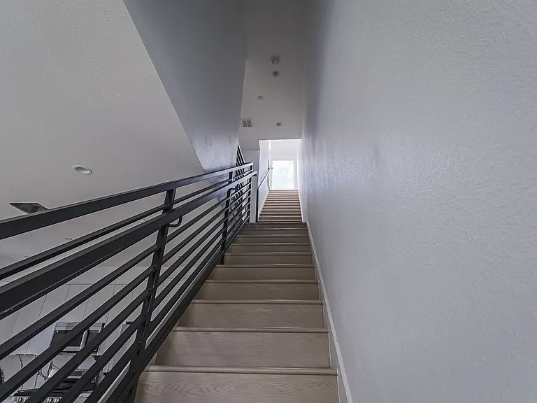 New Construction Luxury 4 Bed Townhomes With Roof Decks — Photo 19