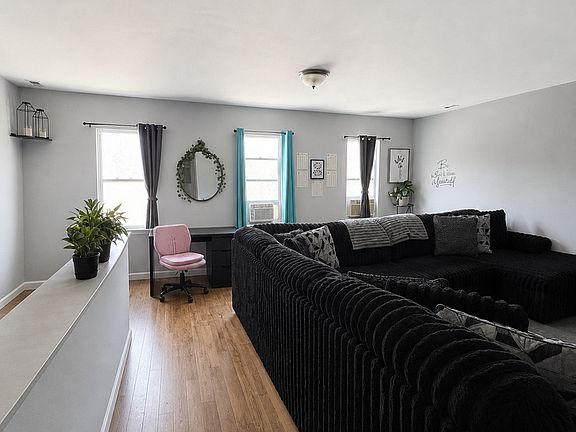 3rd image of 253 W 43rd St